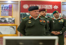 المك بالزي العسكري
