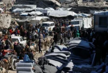 تجمع للفلسطينيين أمام مركز توزيع مساعدات بمخيم جباليا في قطاع غزة