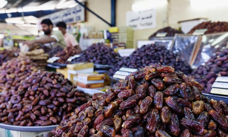 تمور معروضة في أحد الأسواق