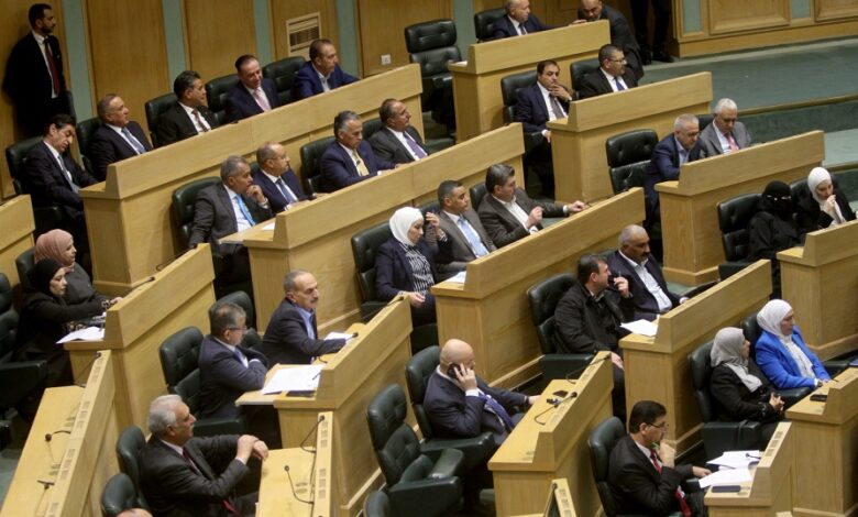 أسئلة نيابية وردود حُكومية.. و"النواب" يُحيل "مُعدل المُنافسة" إلى لجنة الاستثمار جانب من جلسة عقدها مجلس النواب بـ12 آذار 2025