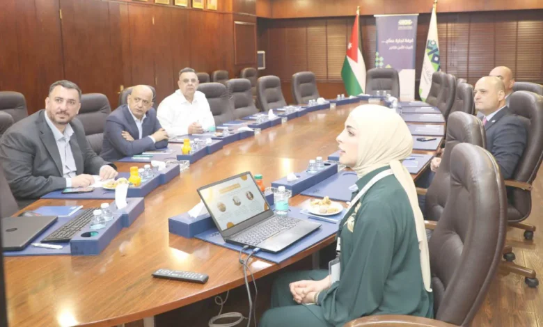 "تجارة عمان" تؤكد أهمية تمكين الشباب اقتصادياً. 1746712056884