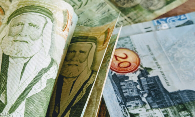 استطلاع: 29% من الأردنيين يطالبون الحكومة بالتركيز على الحد من الفقر والبطالة. 6817365717a14