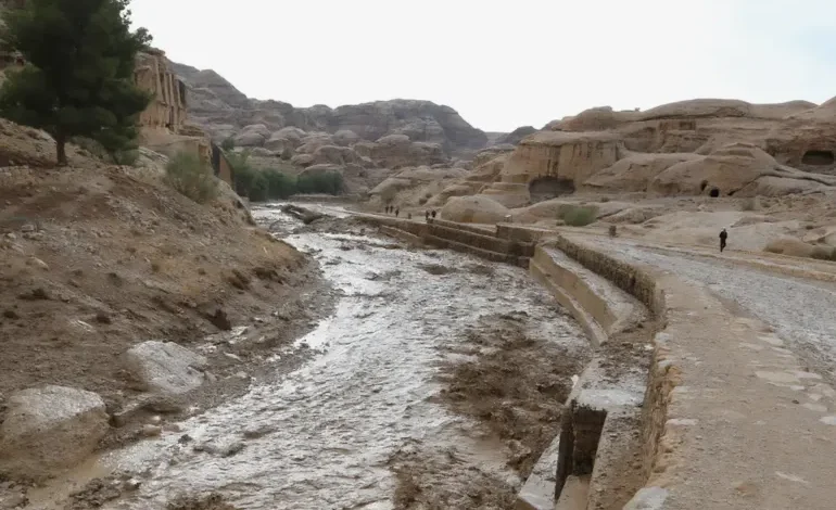 سيول مفاجئة تُجبر السلطات على إجلاء 1800 سائح من البترا دون تسجيل إصابات 768uyt 1746384654