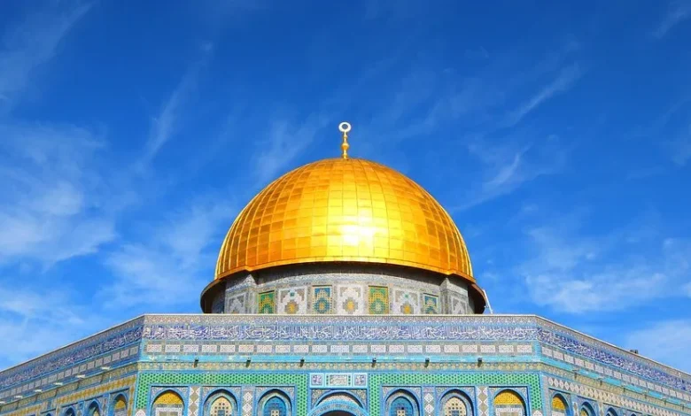 العين داودية: الأردن يدعم صمود الفلسطينيين ويتمسك بالوصاية الهاشمية على القدس. on a perfect blue sky