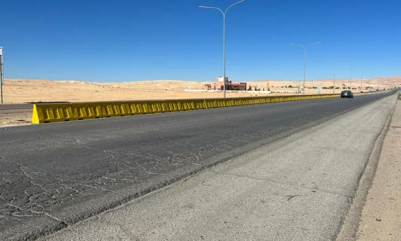 تدهور ناقلة محملة بـ 10 مركبات على الطريق الصحراوي. الصحراوي 2