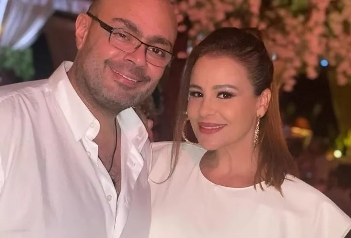 "رحيل المنتج وليد مصطفى يصدم الوسط الفني ويفجع كارول سماحة". وليد مصطفى زوج الفنانة اللبنانية كارول سماحة