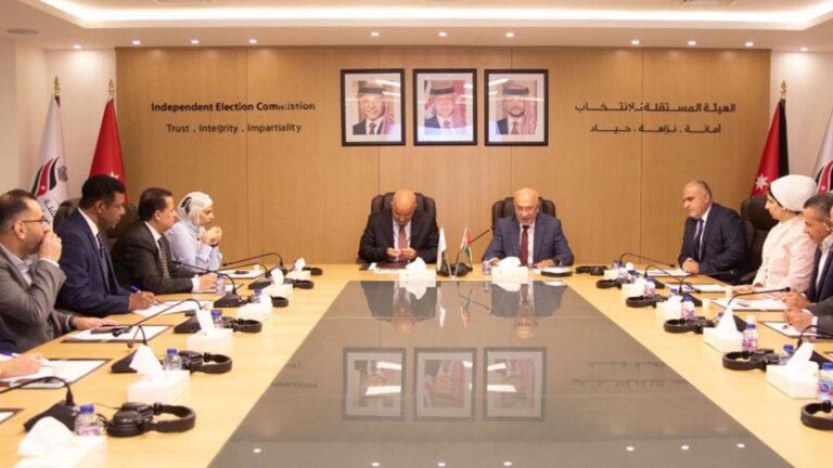يرجى عدم اجراء اي تعديل على القالب ....تصميم موقع مع خلفية - 11