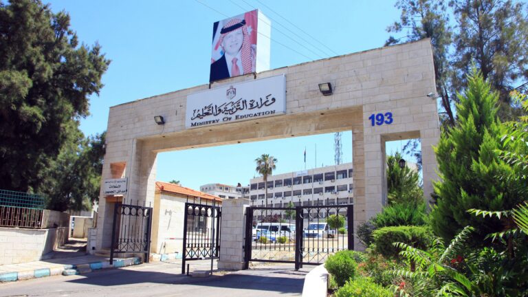يرجى عدم اجراء اي تعديل على القالب ....تصميم موقع مع خلفية - 21