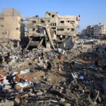 فلسطينيون يتفقدون موقع غارة إسرائيلية  على منزل في مدينة غزة يوم 30 يوليو تموز 2026. تصوير: داود أبو الكاس - رويترز