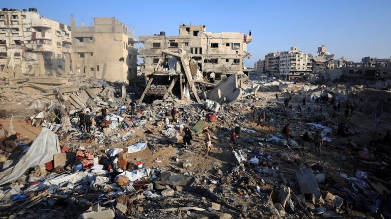 فلسطينيون يتفقدون موقع غارة إسرائيلية على منزل في مدينة غزة يوم 30 يوليو تموز 2026. تصوير: داود أبو الكاس - رويترز