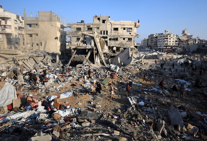 فلسطينيون يتفقدون موقع غارة إسرائيلية  على منزل في مدينة غزة يوم 30 يوليو تموز 2026. تصوير: داود أبو الكاس - رويترز