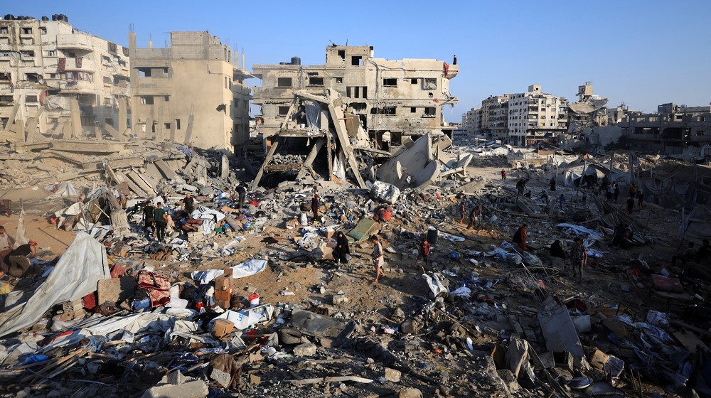 فلسطينيون يتفقدون موقع غارة إسرائيلية  على منزل في مدينة غزة يوم 30 يوليو تموز 2026. تصوير: داود أبو الكاس - رويترز